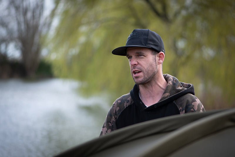 Fox Black Camo Snapback Hat - Pet - dé KarperCentrale Fox Black Camo Snapback Hat - Pet - dé KarperCentrale